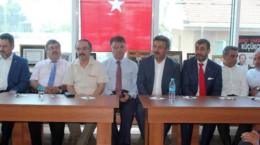 K&uuml;&ccedil;&uuml;k&ccedil;ekmece&rsquo;de 15 Temmuz Şehitleri Mezarı Başında Dualarla Anıldı