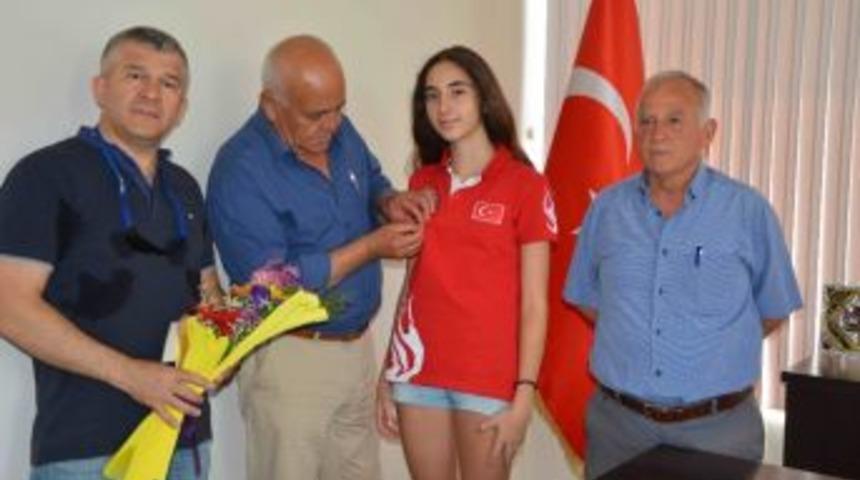 Başkan Kara&ccedil;elik, Başarılı Sporcu Bengi&rsquo;yi &Ouml;d&uuml;llendirdi