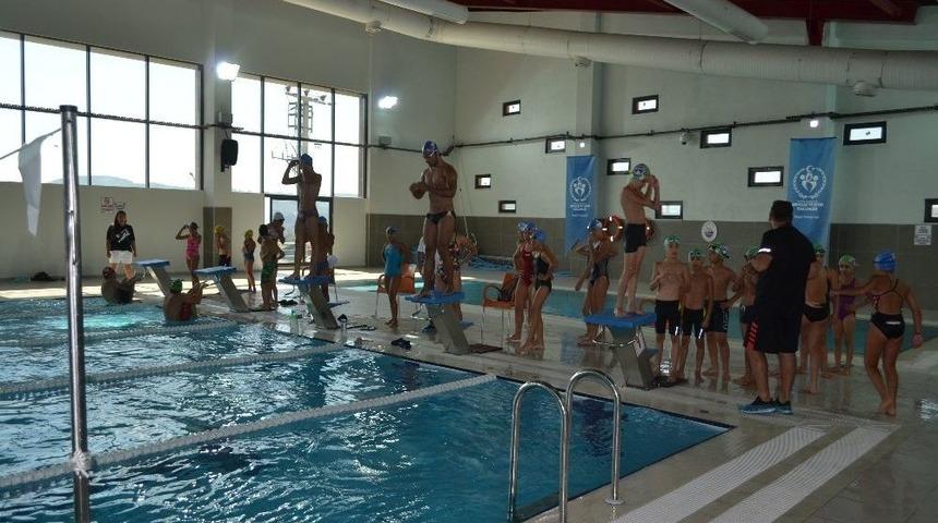 Ayvacık&rsquo;ta Y&uuml;zme Coşkusu