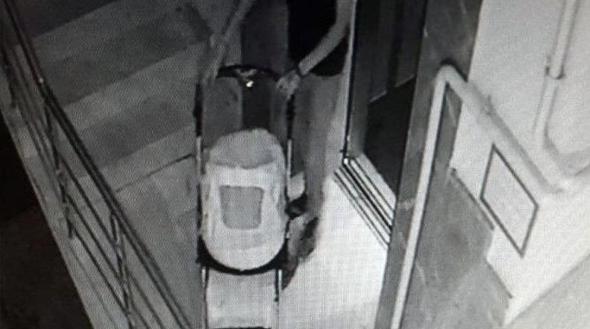 Girdiği Apartmanın 6. Katındaki Bebek Arabasını &Ccedil;alarak Kayıplar Karıştı