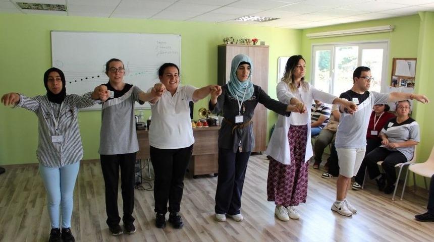 Engelli &Ouml;ğrenciler Halk Oyunlarıyla Kendilerini Geliştiriyor