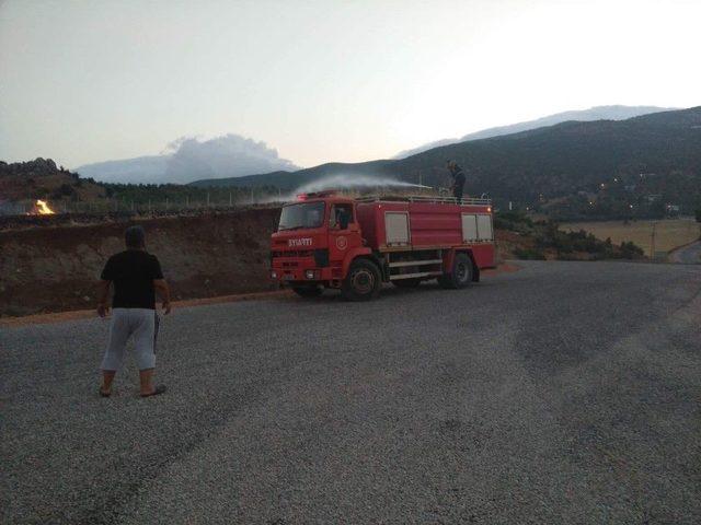 Anız Yangınında Alevler Ormana Sıçramadan Söndürüldü