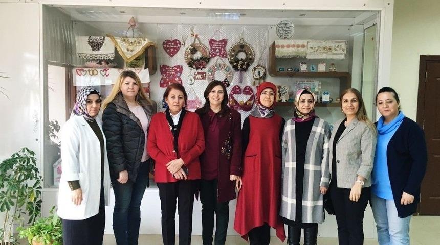 Vali Eşi El Emeği G&ouml;z Nuru Eserleri İnceledi