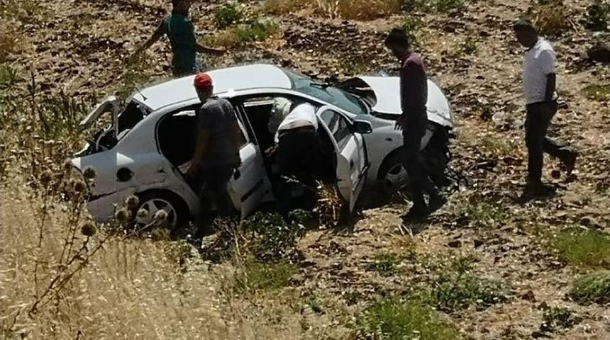 Tarlaya Giren Otomobildeki Karı Koca Yaralandı