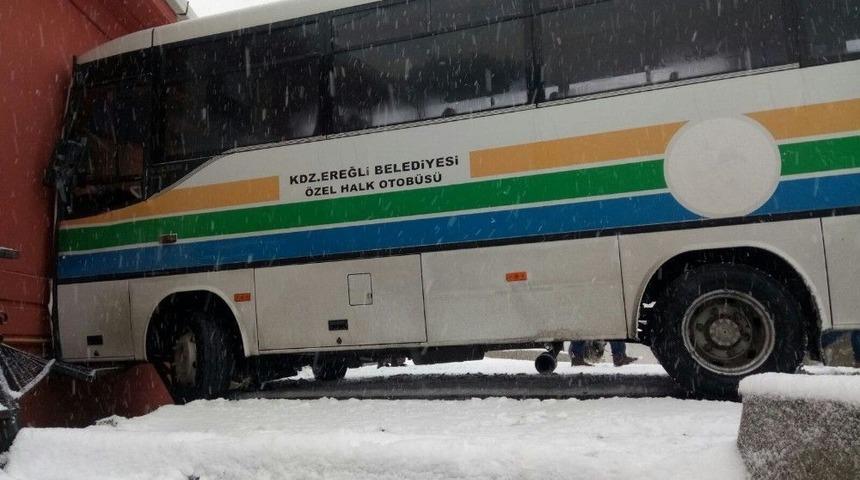 Halk Otob&uuml;s&uuml; Eve &Ccedil;arptı