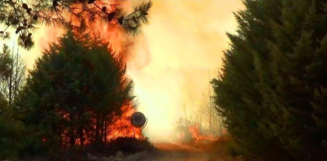 İzmir&rsquo;deki Yangın G&ouml;ky&uuml;z&uuml;n&uuml; Dumanla Kapladı