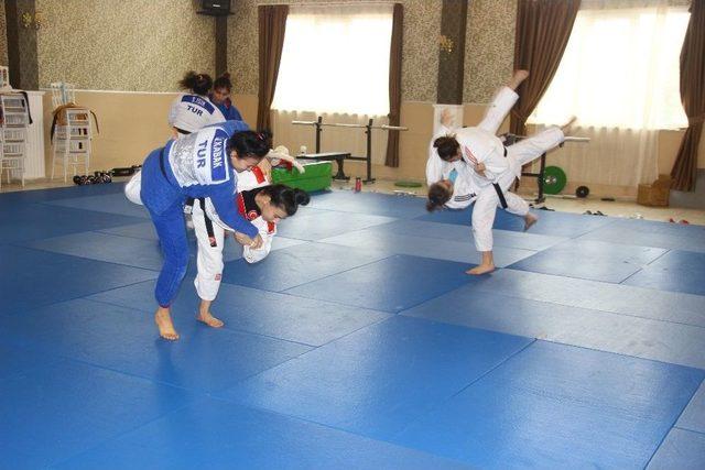 Judo Büyük Kadınlar Milli Takımı Kazdağları’nda Kamp Yapıyor