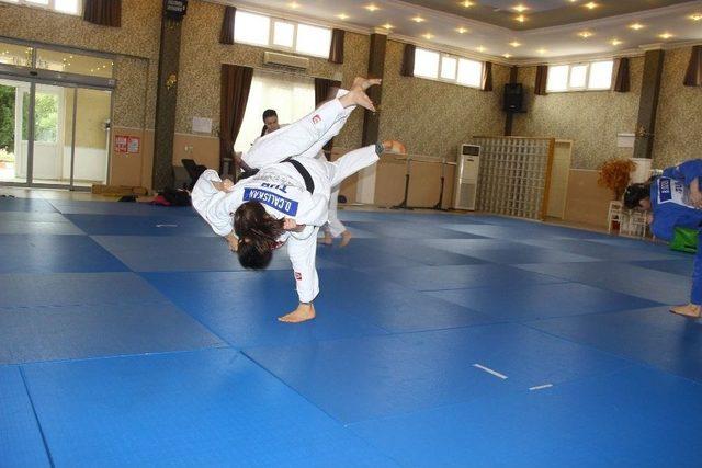 Judo Büyük Kadınlar Milli Takımı Kazdağları’nda Kamp Yapıyor