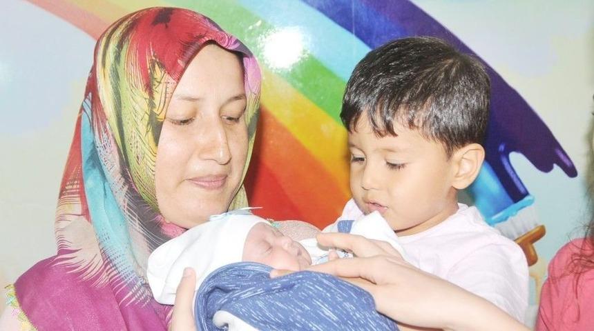 Parmak Bebek Mira&ccedil; Ağabeyine Kavuştu