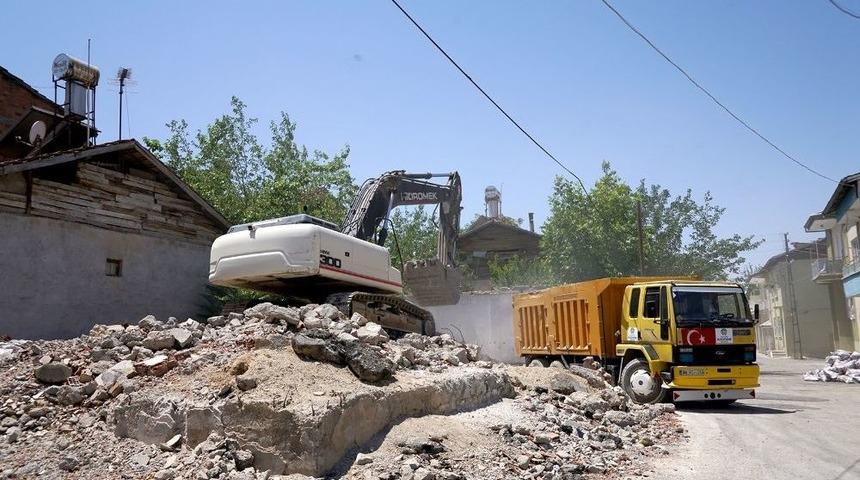 Beydağı&rsquo;nda Yıkılan Yapıların Molozları Kaldırılıyor