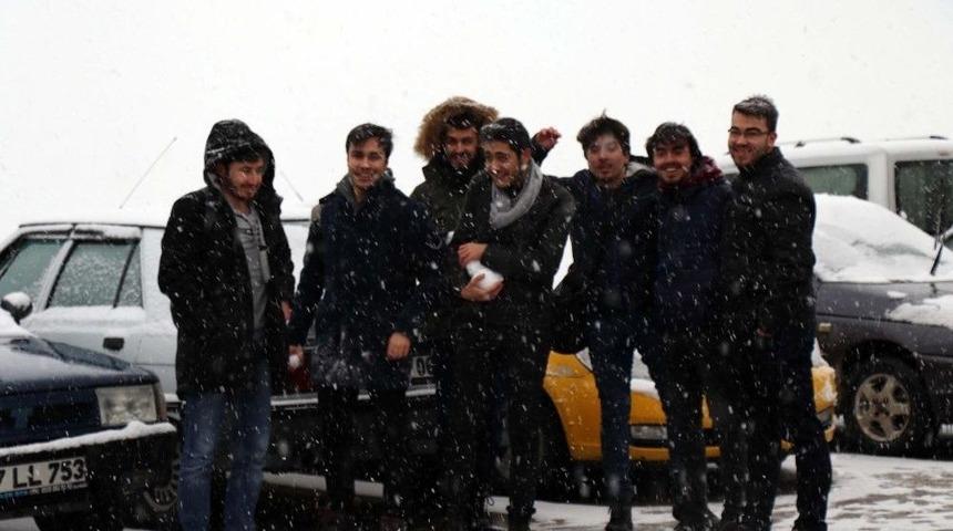 &Uuml;niversite &Ouml;ğrencilerinin Kartopu Savaşı Renkli G&ouml;r&uuml;nt&uuml;lere Sahne Oldu