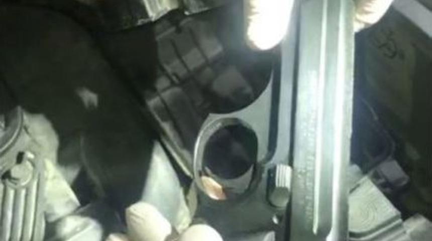 Otomobilin Hava Filtresinden Tabanca &Ccedil;ıktı