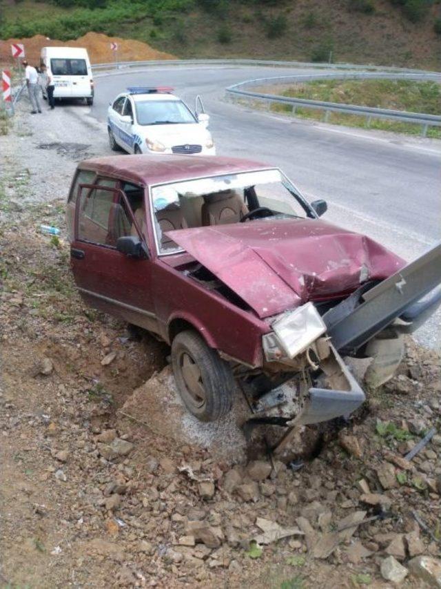 Otomobil Yol Kenarındaki Tabelaya Çarptı: 6 Yaralı