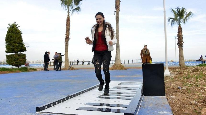 K&uuml;lt&uuml;r Parkta Ayak Piyanosu