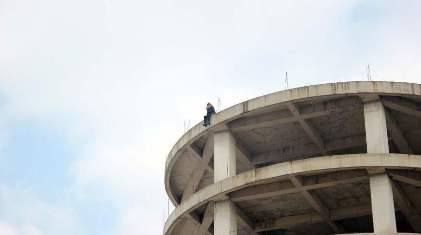 İntihar Etmeye &Ccedil;alışan Kadını Basın Mensupları Ve Polis İkna Etti
