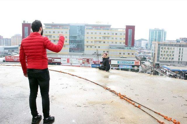 İntihar Etmeye Çalışan Kadını Basın Mensupları Ve Polis İkna Etti