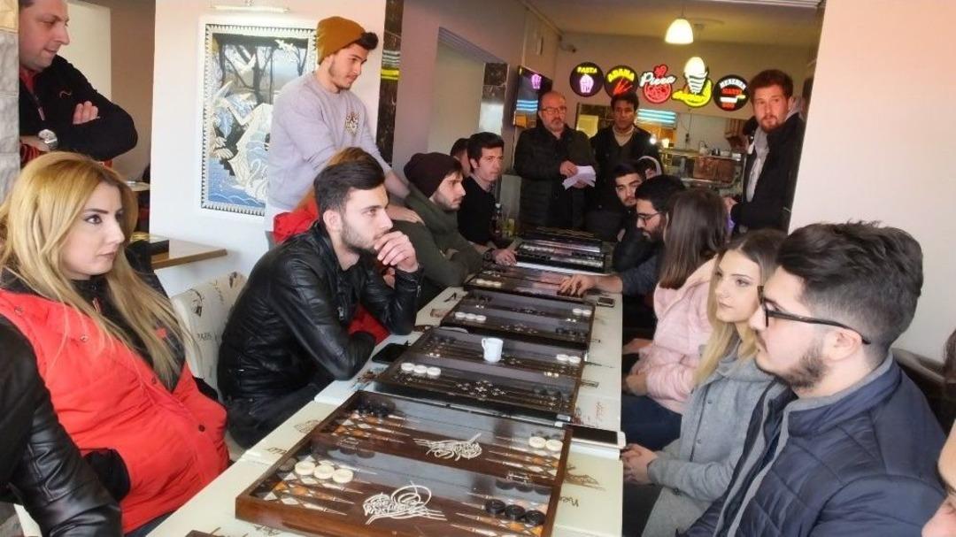 &Uuml;niversiteliler Tavla Turnuvasına Katıldı
