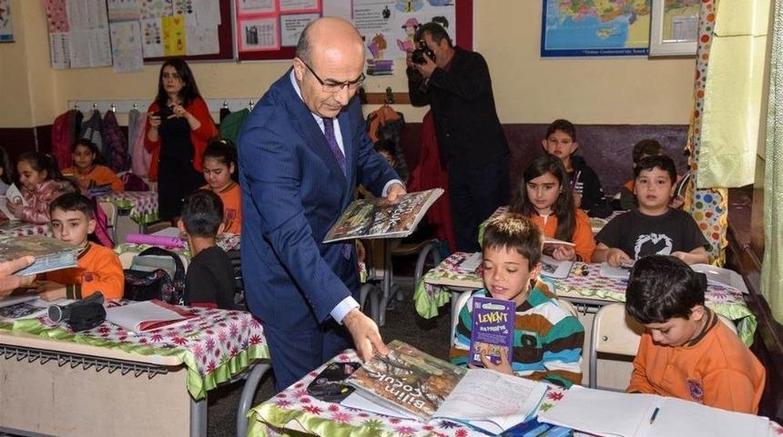 Vali Demirtaş, &Ouml;ğrencilere Kitap Hediye Etti