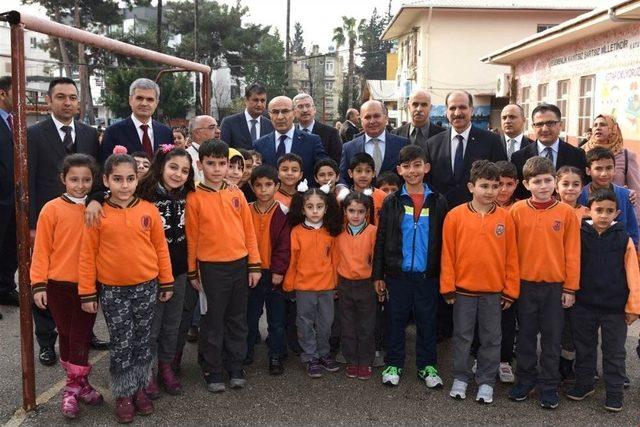 Vali Demirtaş, Öğrencilere Kitap Hediye Etti