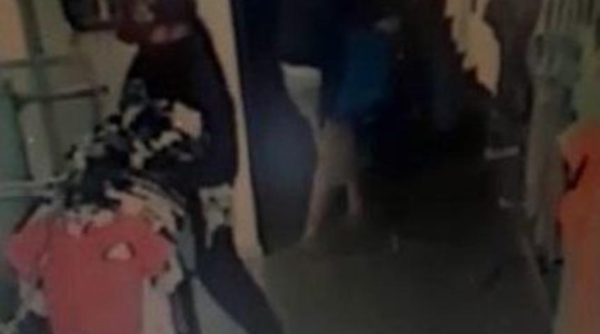 (&ouml;zel) Yangın T&uuml;p&uuml; İle Camı Kırıp Elbise &Ccedil;aldılar