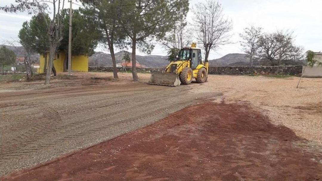 Selendi&rsquo;de Okul Bah&ccedil;elerine Ve Mahalle Yollarına Yikob El Attı