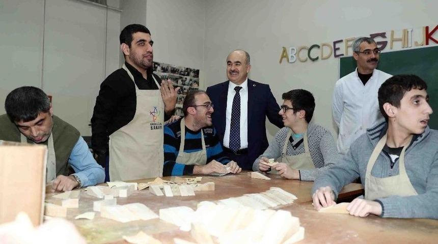 Vali Dağlı, Bağcılar Belediyesi Engelliler Sarayı&rsquo;nı Gezdi