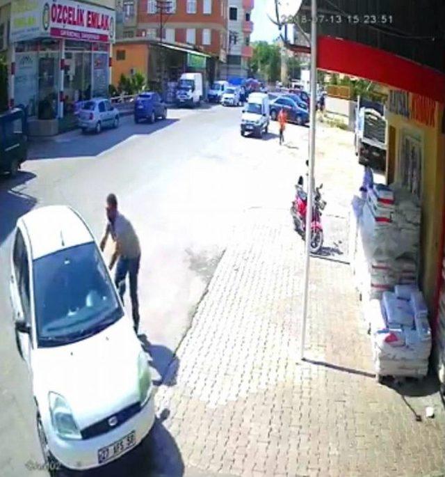 El Freni Çekilmeyen Araç Faciaya Davetiye Çıkardı 1