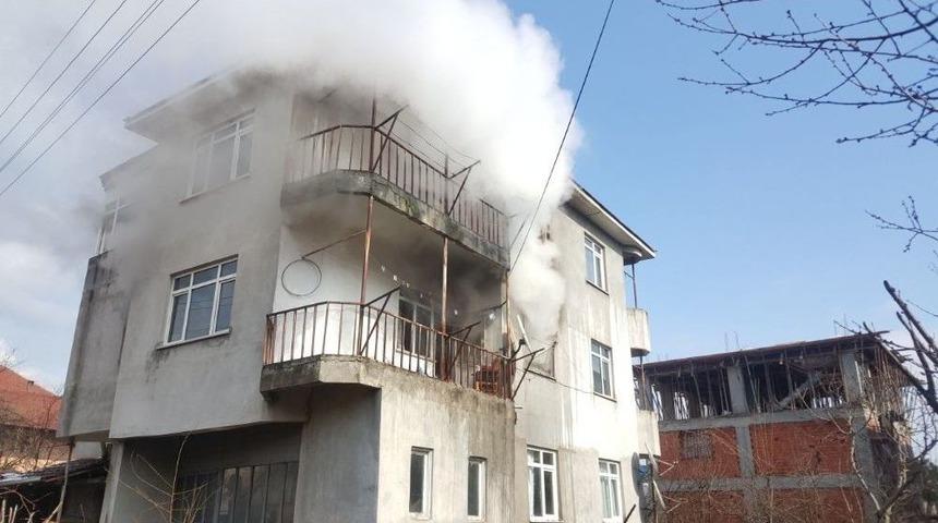 D&uuml;zce&rsquo;de 3 Katlı Evde &Ccedil;ıkan Yangın Korkuttu