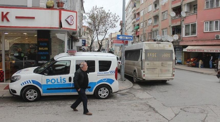 Okul Servisinde Uyuya Kalan &Ccedil;ocuğu Mahalleli Fark Edip Kurtarttı