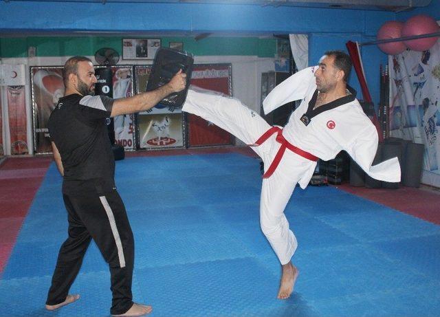 Kolları Olmadan Taekwondo Şampiyonu Oldu