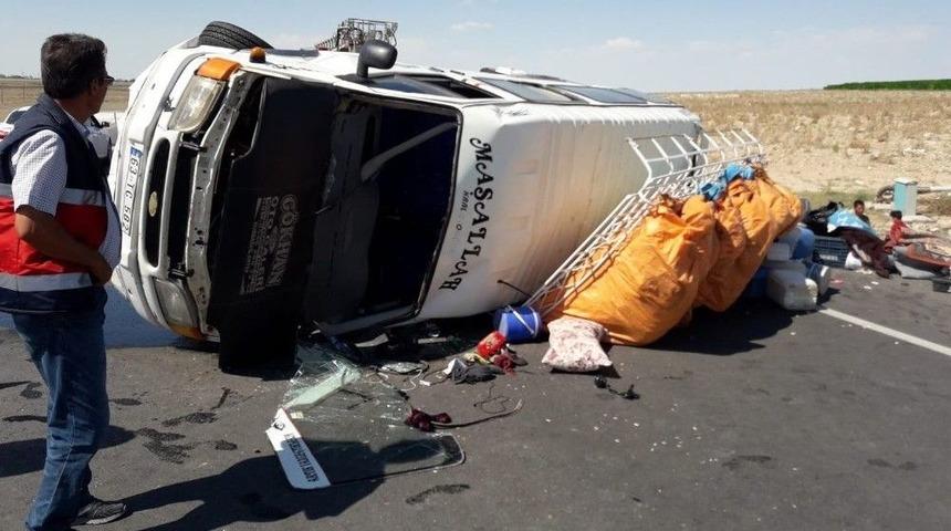 Mevsimlik Tarım İş&ccedil;ilerini Taşıyan Minib&uuml;s Devrildi: 8 Yaralı