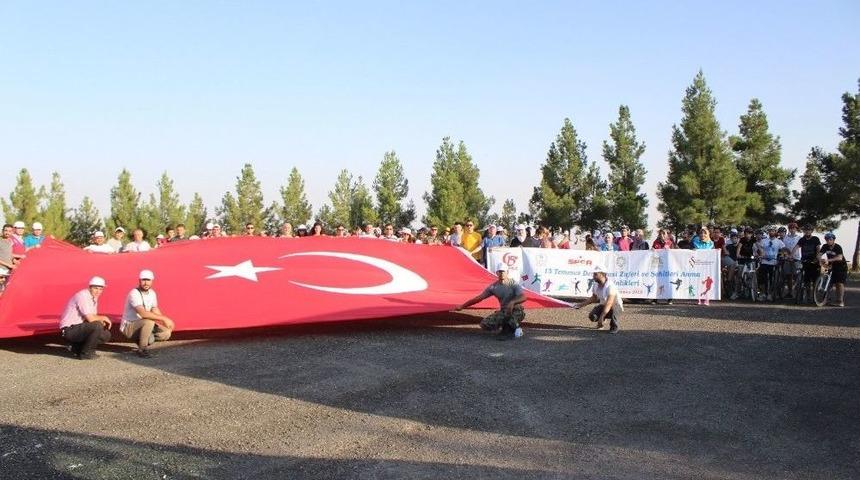 Bisiklet&ccedil;iler Mardin Kalesinde Dev T&uuml;rk Bayrağını A&ccedil;tı