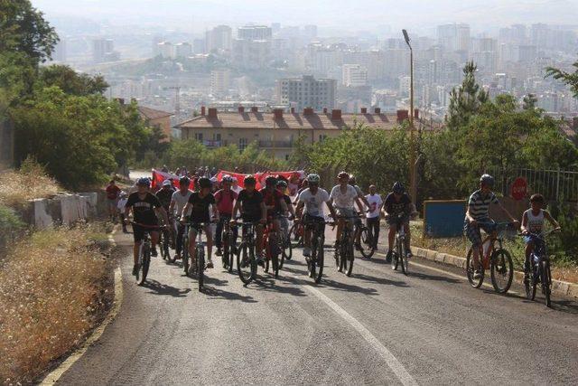 Bisikletçiler Mardin Kalesinde Dev Türk Bayrağını Açtı