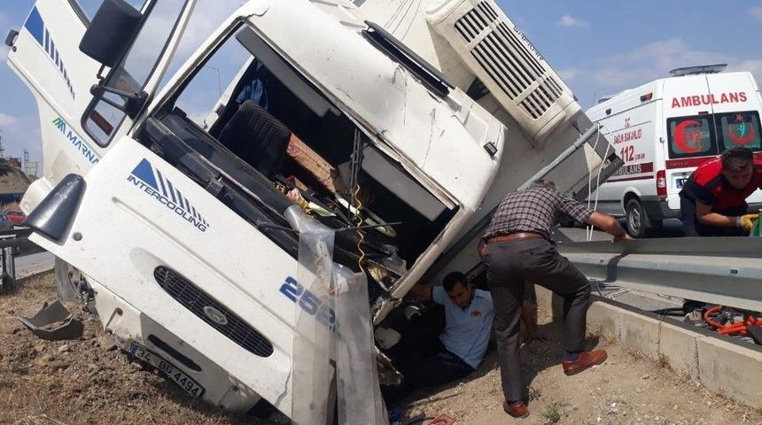Kamyon Orta Refüje Devrildi : 1 Yaralı