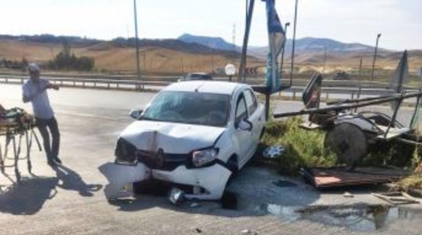 Bayan S&uuml;r&uuml;c&uuml; Kaza Yaptı : 2 Yaralı