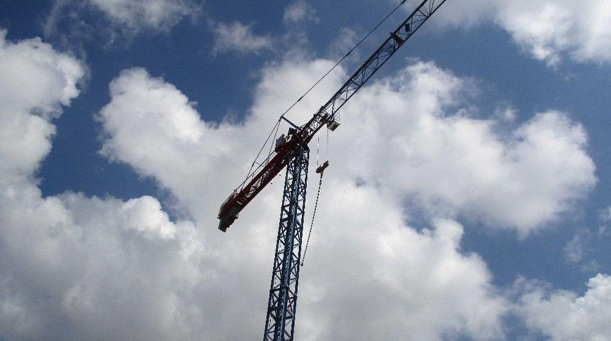 50 Metre Y&uuml;ksekteki Vin&ccedil;te Ayağı Sıkışan G&ouml;revliyi İtfaiye Kurtardı