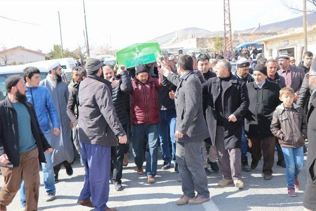 Kale Direği Devrilerek Ölen Çocuğunun Cenaze Namazını, İmam Babası Kıldırdı