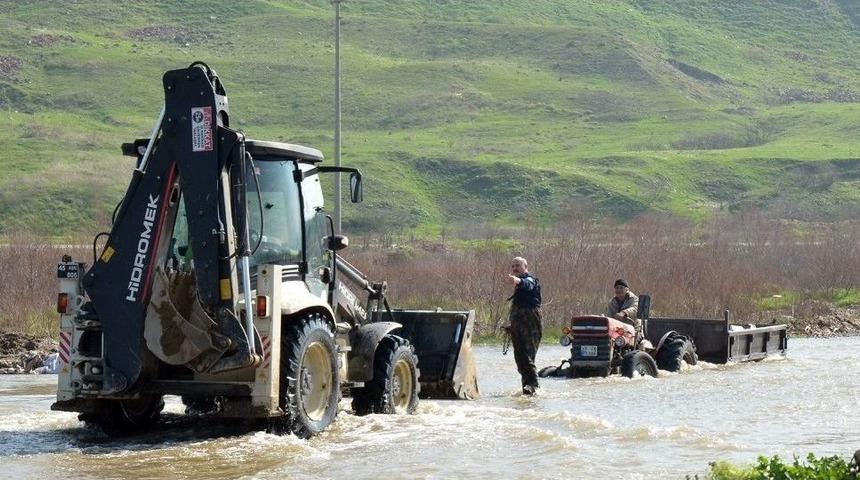 &Ccedil;ay Ortasında Trakt&ouml;rle Mahsur Kaldılar