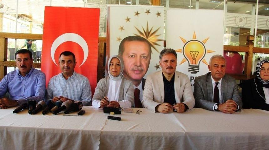 Ak Parti Milletvekilleri Basınla Buluştu