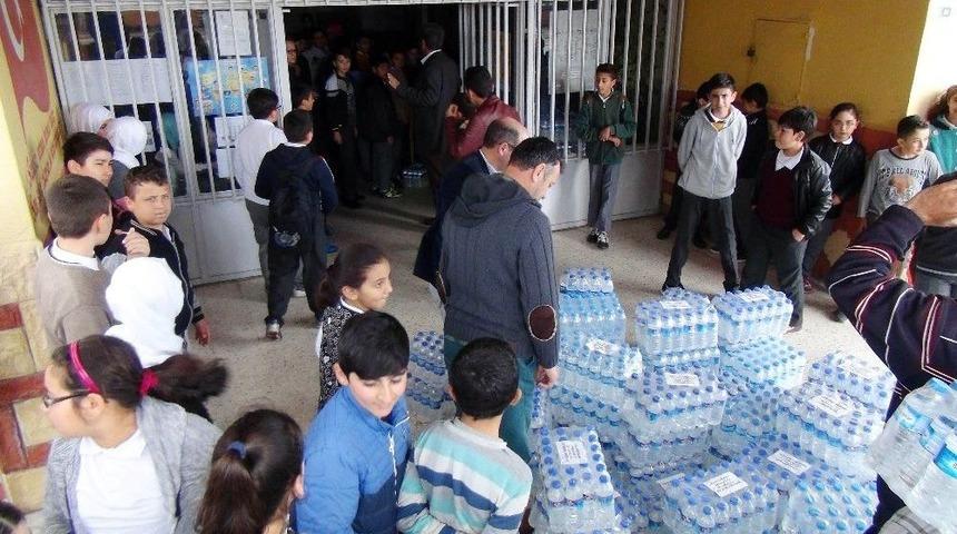 Mersinli &Ouml;ğrencilerden Mehmet&ccedil;iğe Bir Kamyon Su