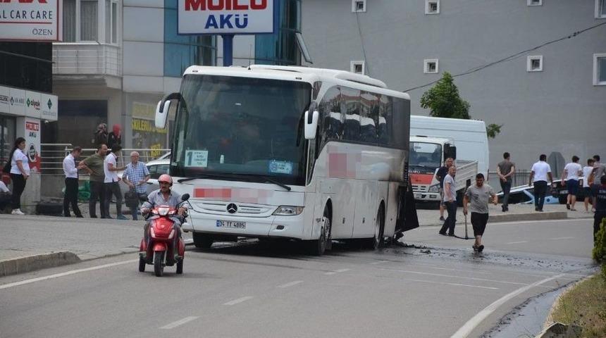 Sinop&rsquo;ta Tur Otob&uuml;s&uuml; Seyir Halindeyken Alev Aldı