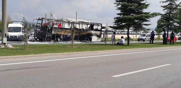 Balıkesir’de Seyir Halindeki Yolcu Otobüsü Yandı G1