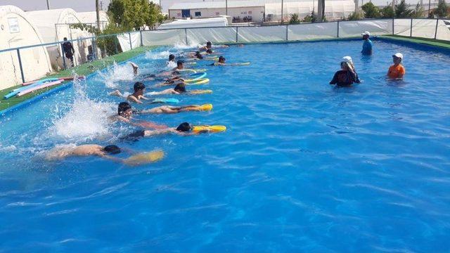 Savaş Mağduru &Ccedil;ocuklara Havuz Hizmeti 1