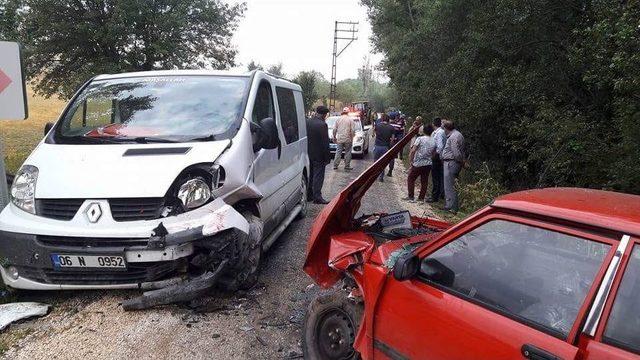 Kastamonu’da Otomobil İle Minibüs Çarpıştı: 2 Yaralı