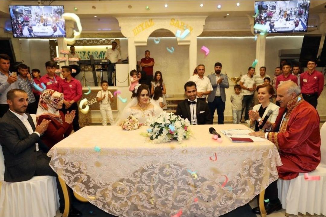 Vali Zorluoğlu Gen&ccedil; &Ccedil;iftin Nikahını Kıydı