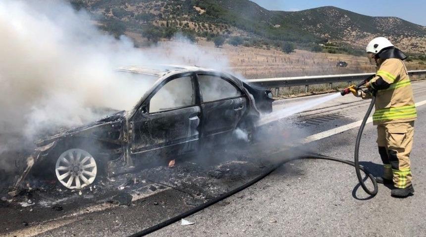 Alev Alan Araç Makilik Alanı Yaktı, Ekiplerin Müdahalesi Sürüyor