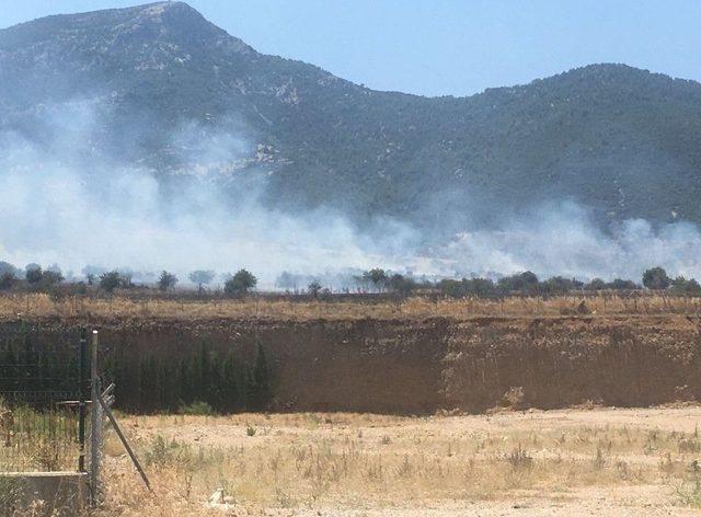 Alev Alan Araç Makilik Alanı Yaktı, Ekiplerin Müdahalesi Sürüyor 1