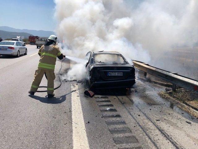 Alev Alan Araç Makilik Alanı Yaktı, Ekiplerin Müdahalesi Sürüyor 3
