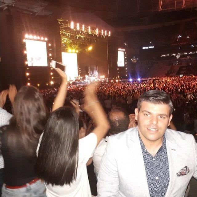 İş Adamından &Uuml;nl&uuml; Şarkıcı Shakira&rsquo;ya Mektup Ve Bakır Levha 1