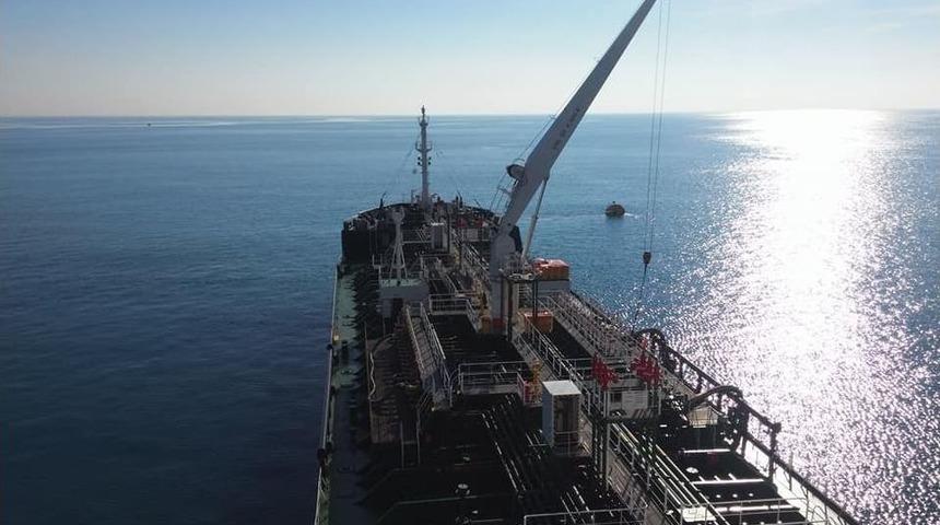 Kuşadası K&ouml;rfezi&rsquo;nde Akaryakıt Gemisi Su Almaya Başladı